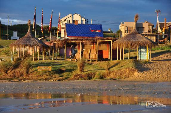 Os primeiros raios da manhã iluminam a praia em Punta del Diablo, no litoral do Uruguai